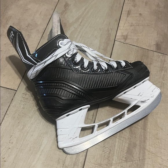Junior - 2.5 - Bauer Black and White Hockey Skates with Neon Green Accents - Picture 6 of 16
